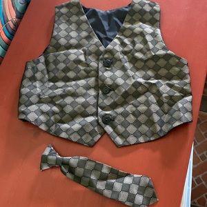 Adorable size 3 toddler vest and clip on tie